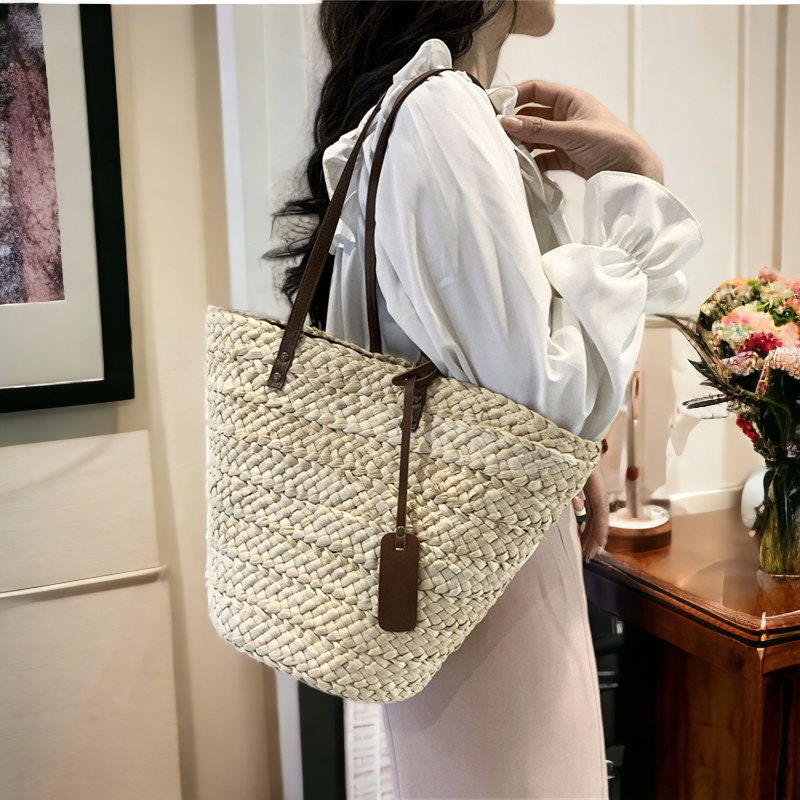 Straw bag with online shoulder strap